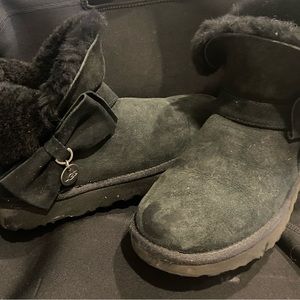 Black Uggs size 8. Great condition